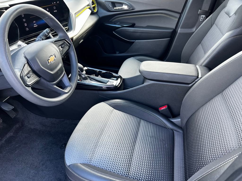 Used 2025 Chevrolet Trax LT image 9