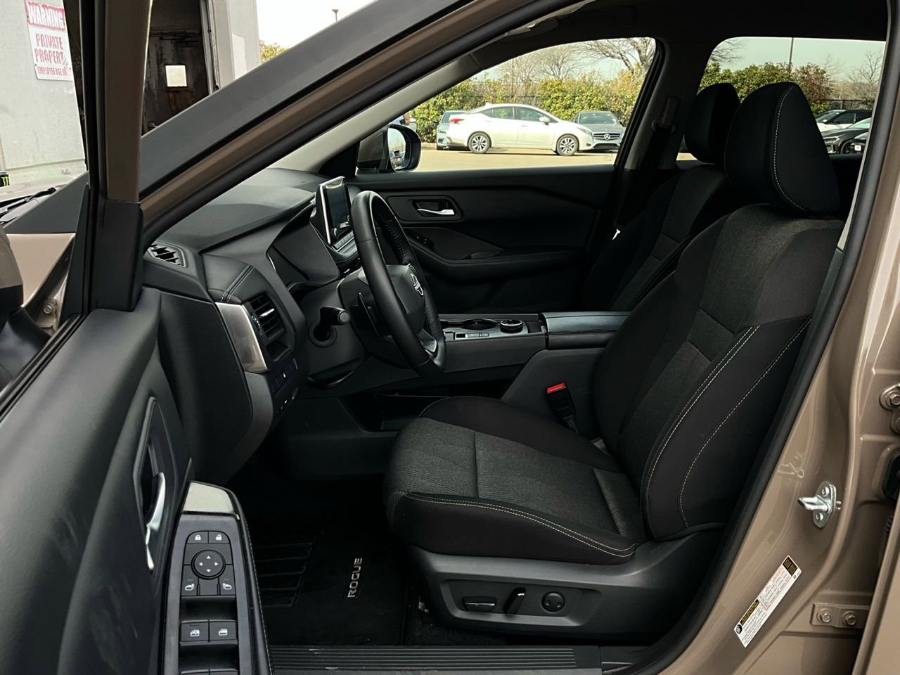 Used 2025 Nissan Rogue SV image 10