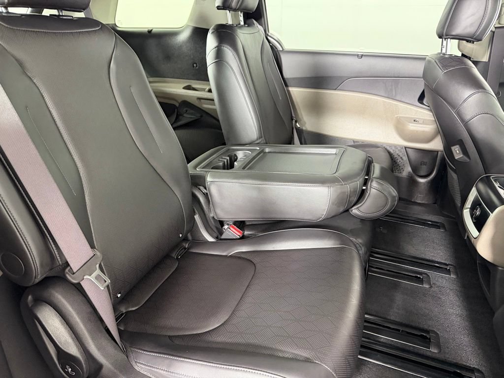 Used 2025 Kia Carnival EX FWD image 34