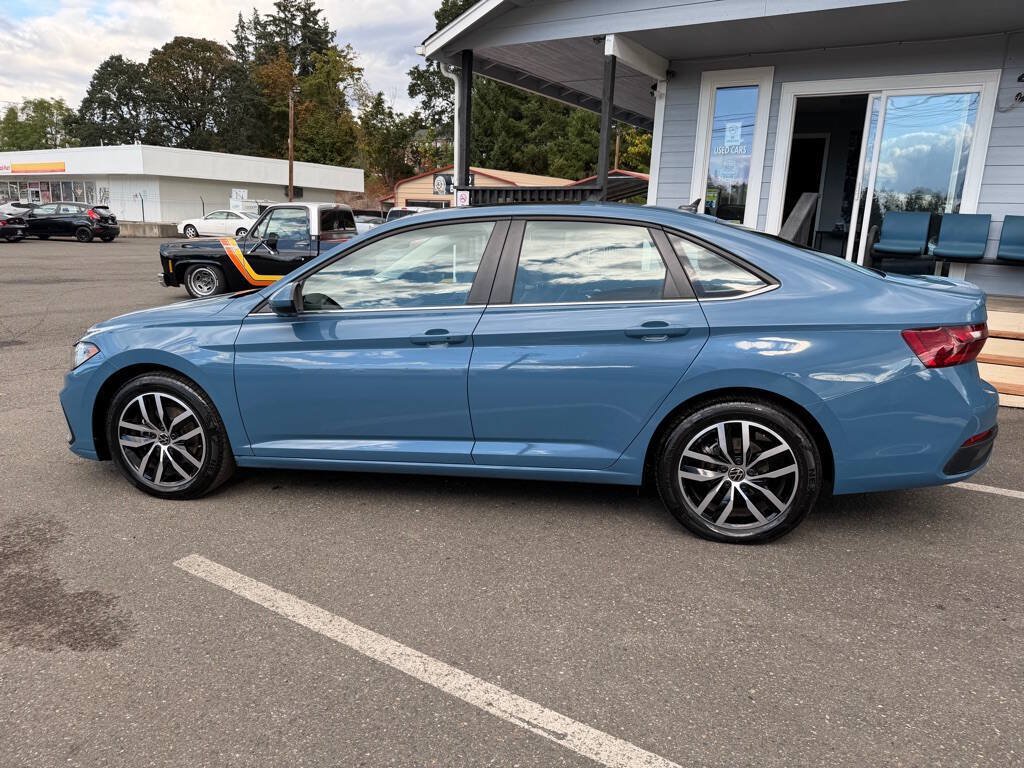 Used 2025 Volkswagen Jetta SE FWD image 12