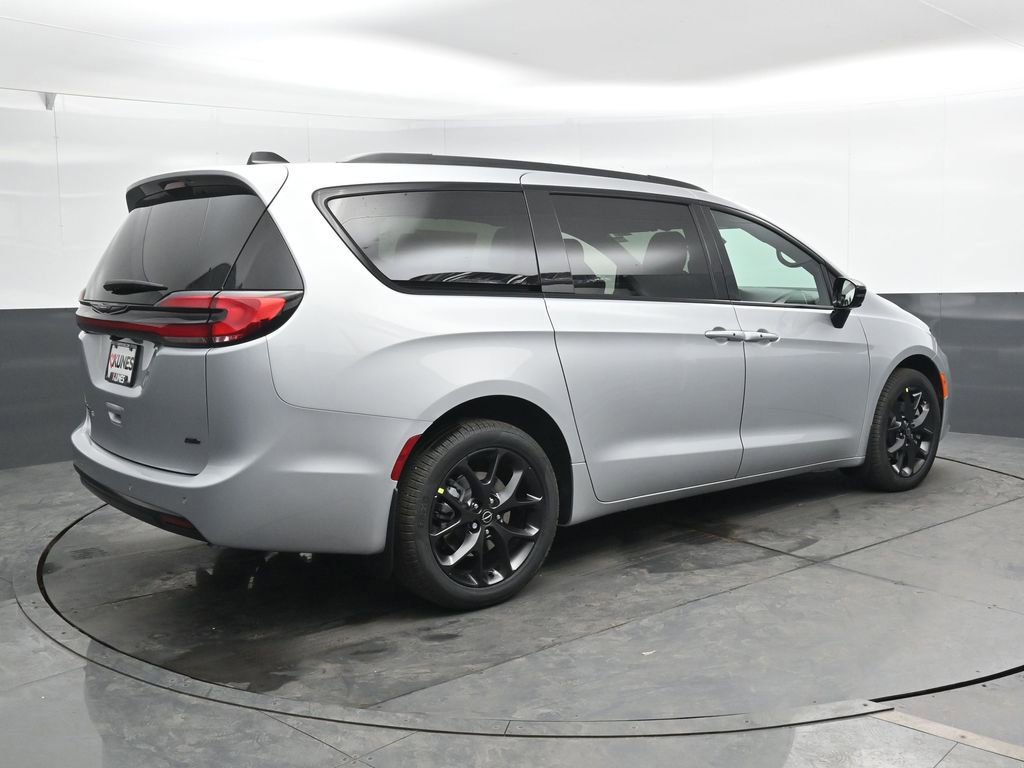 New 2026 Chrysler Pacifica Select w/ S Appearance Package AWD/4WD video 2