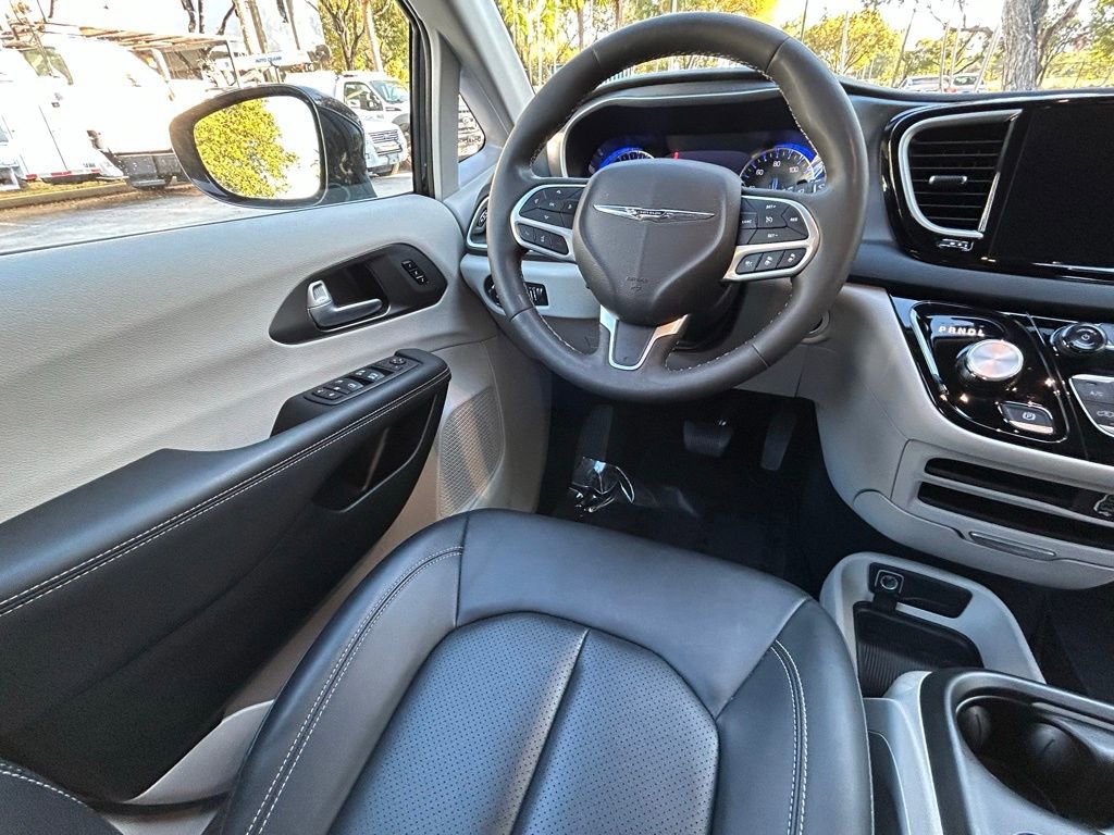 Certified 2024 Chrysler Pacifica Touring-L image 9