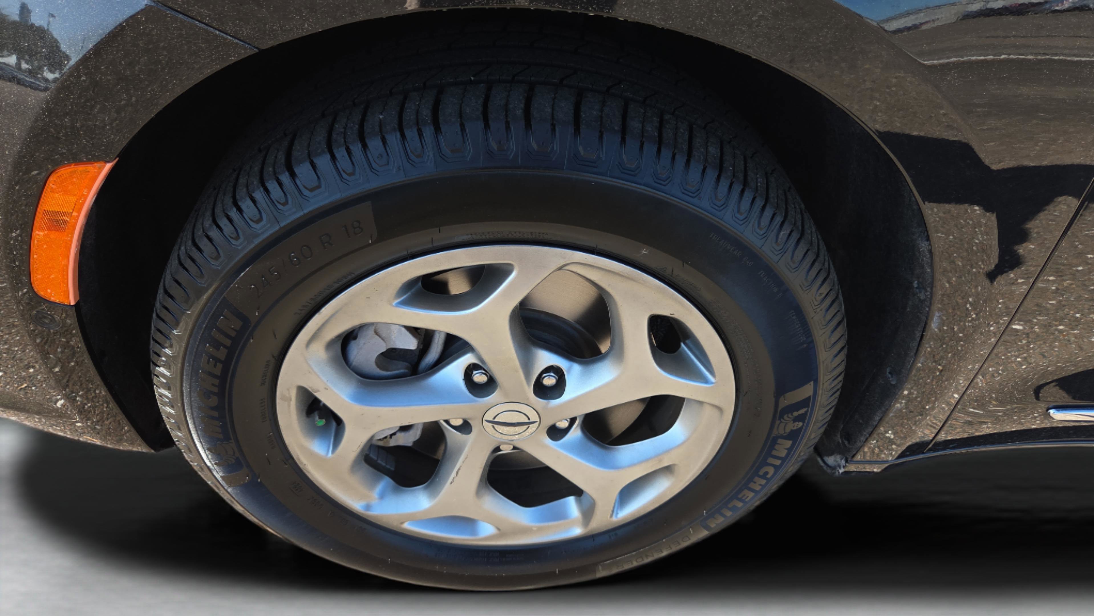 Used 2023 Chrysler Pacifica Limited w/ Uconnect Theater Family Group image 10