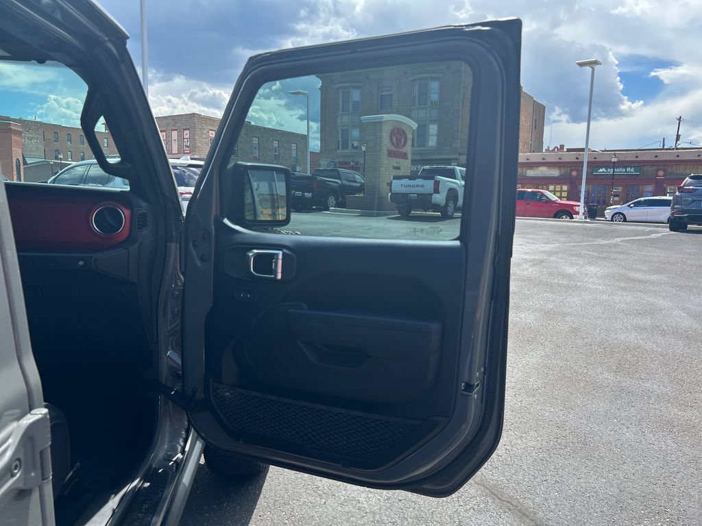 Used 2023 Jeep Wrangler Unlimited Rubicon w/ Cold Weather Group AWD/4WD image 19