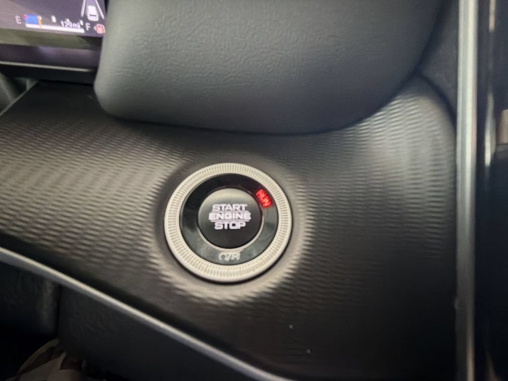 Used 2025 Jeep Grand Cherokee Altitude AWD/4WD image 17
