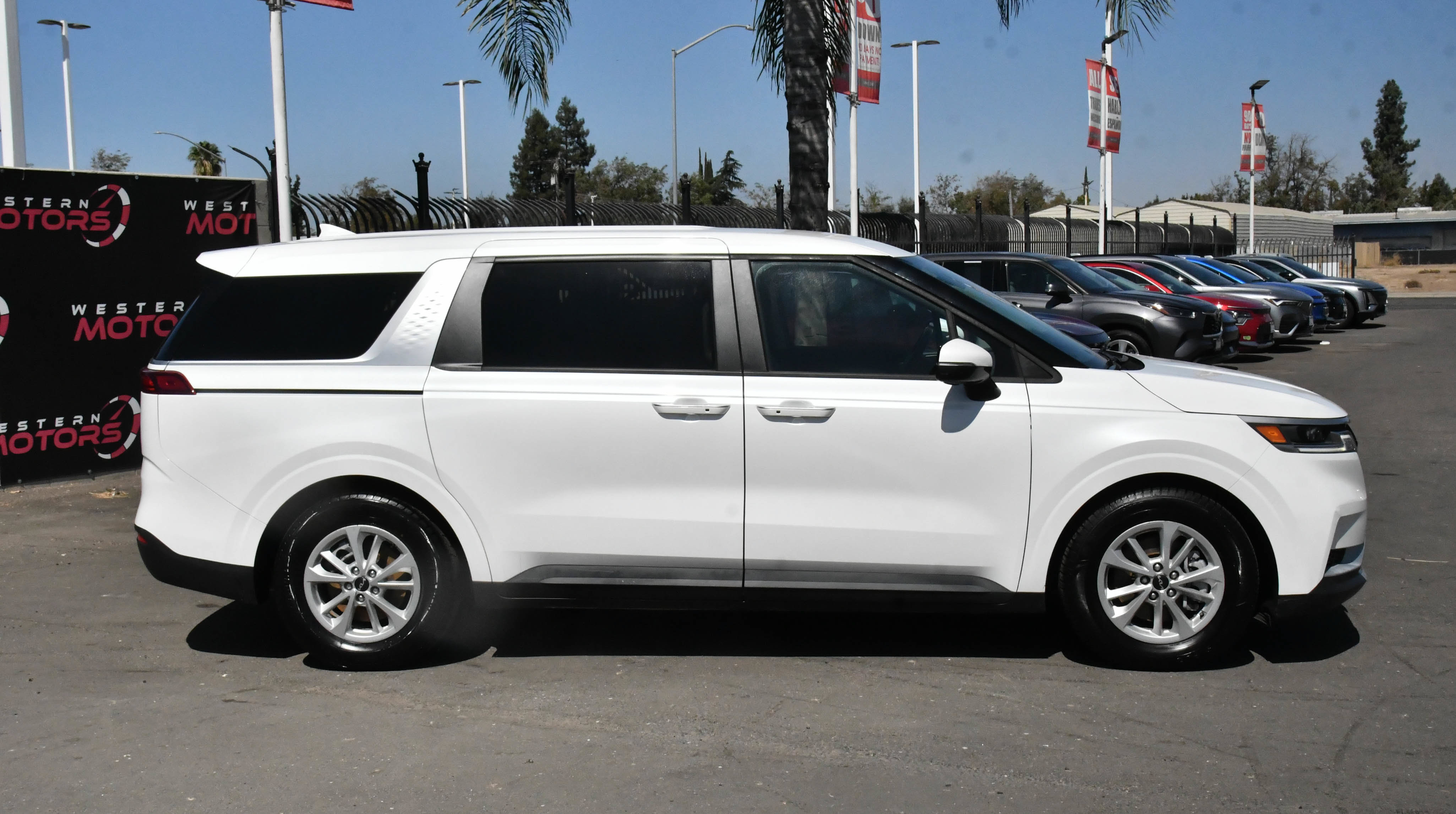Used 2023 Kia Carnival LX FWD image 9