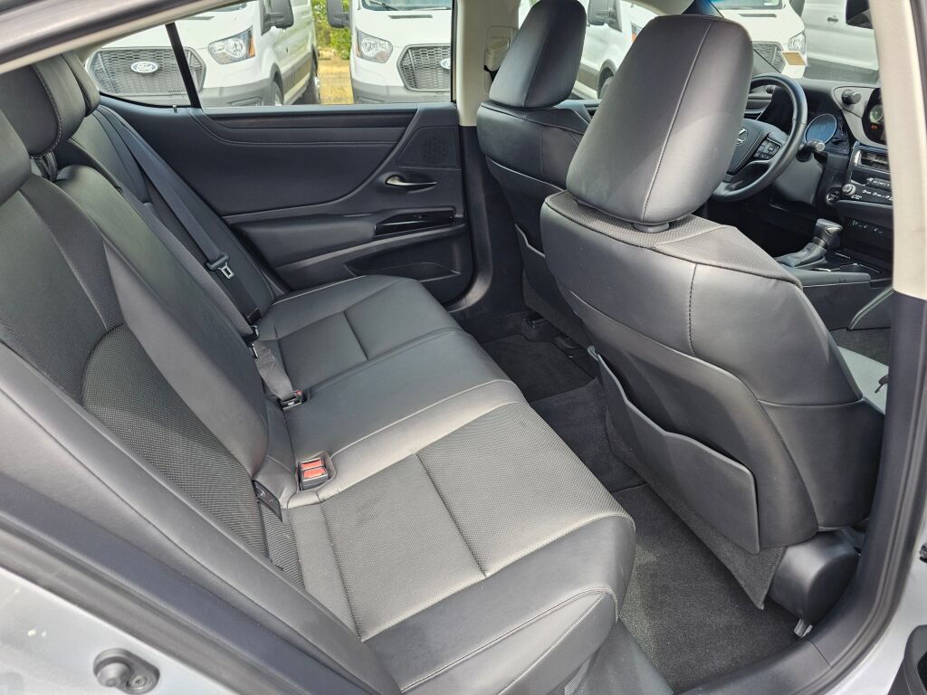 Used 2025 Lexus ES 300h w/ Premium Package FWD image 14