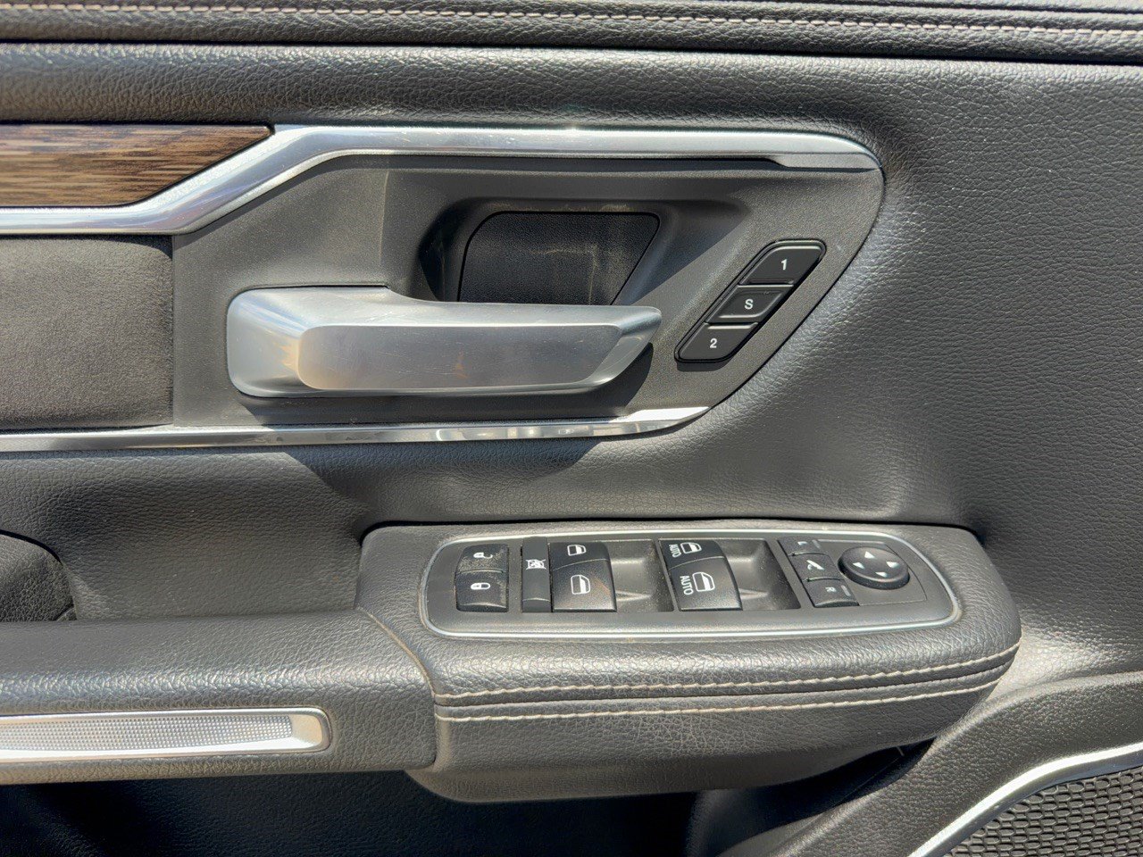 Used 2019 RAM 1500 Laramie AWD/4WD image 15