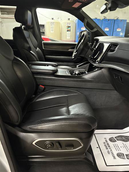 Used 2024 Jeep Wagoneer L Series II w/ Flexible Seating Group AWD/4WD image 5