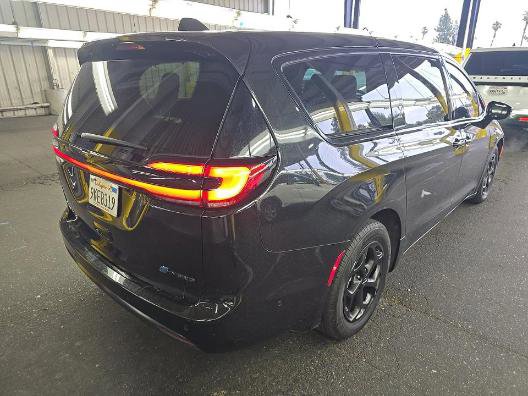 Used 2023 Chrysler Pacifica Limited w/ Uconnect Theater Family Group FWD image 16