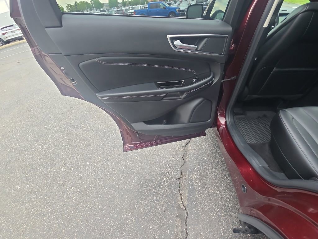 Used 2018 Ford Edge Titanium w/ Equipment Group 302A AWD/4WD image 25