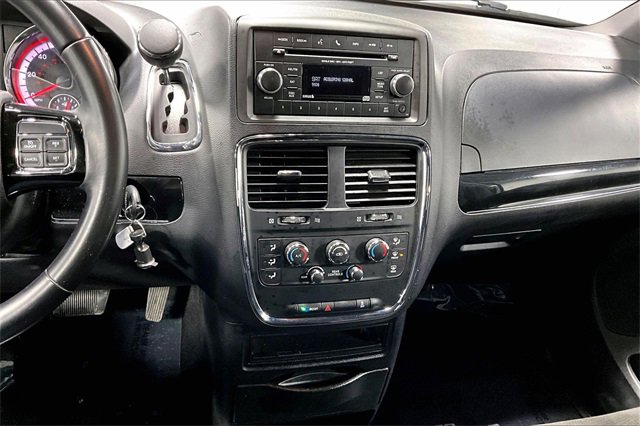 Used 2016 Dodge Grand Caravan SE image 4
