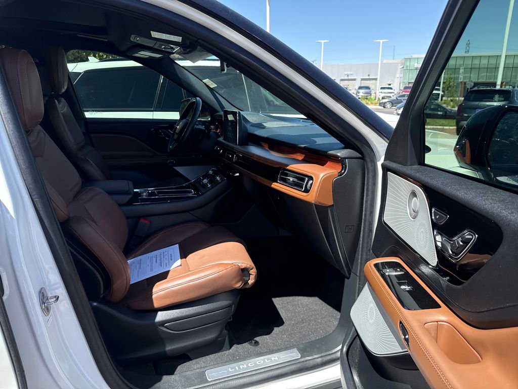 Used 2023 Lincoln Aviator Reserve w/ Equipment Group 201A AWD/4WD image 30