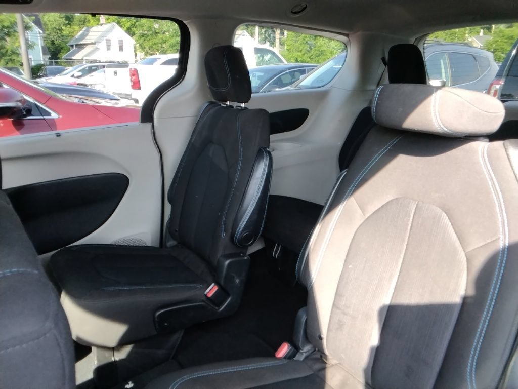 Used 2021 Chrysler Pacifica Touring w/ Cold Weather Group FWD image 10