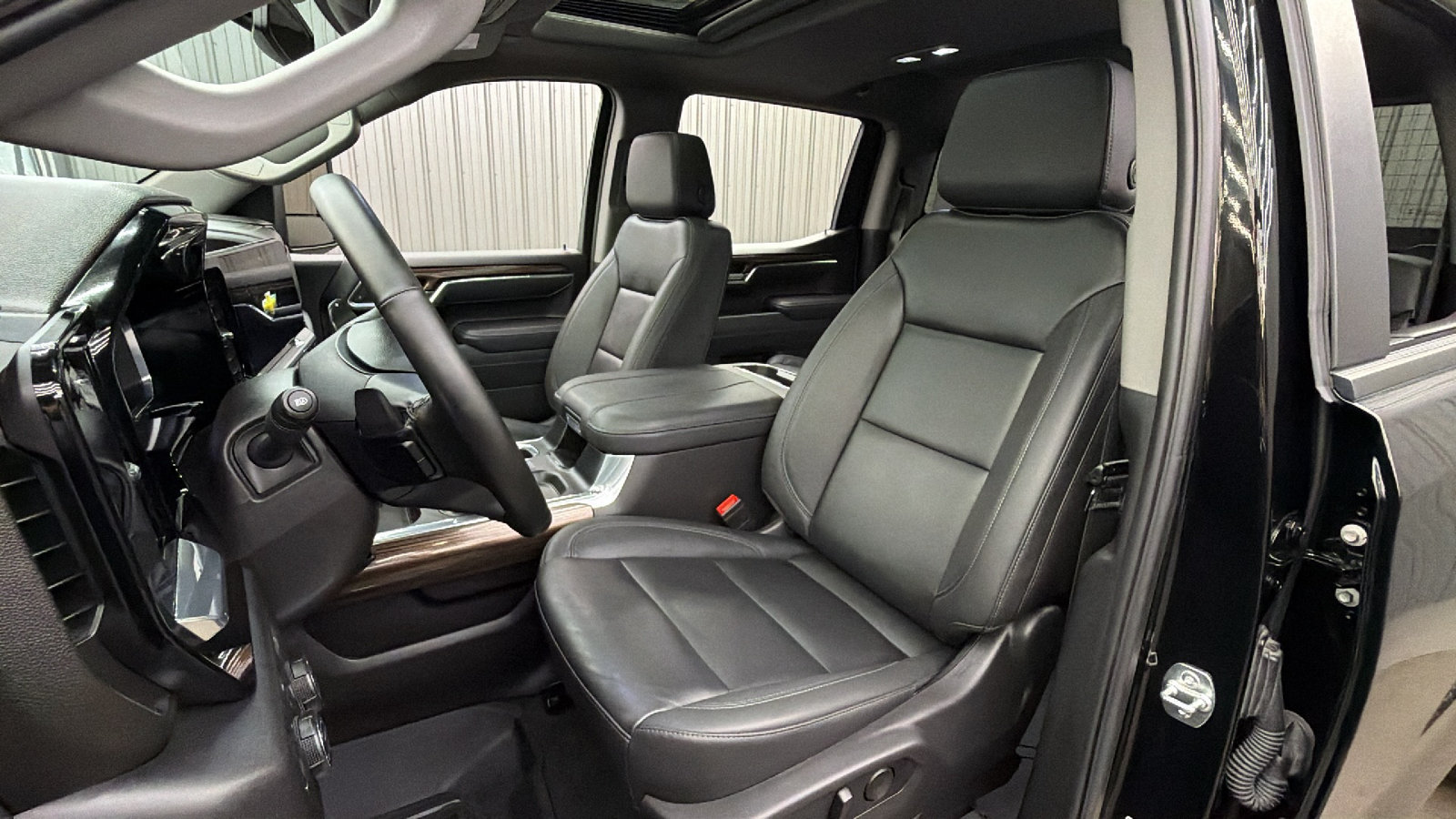 Used 2025 Chevrolet Silverado 1500 LT Trail Boss w/ Convenience Package II AWD/4WD image 20