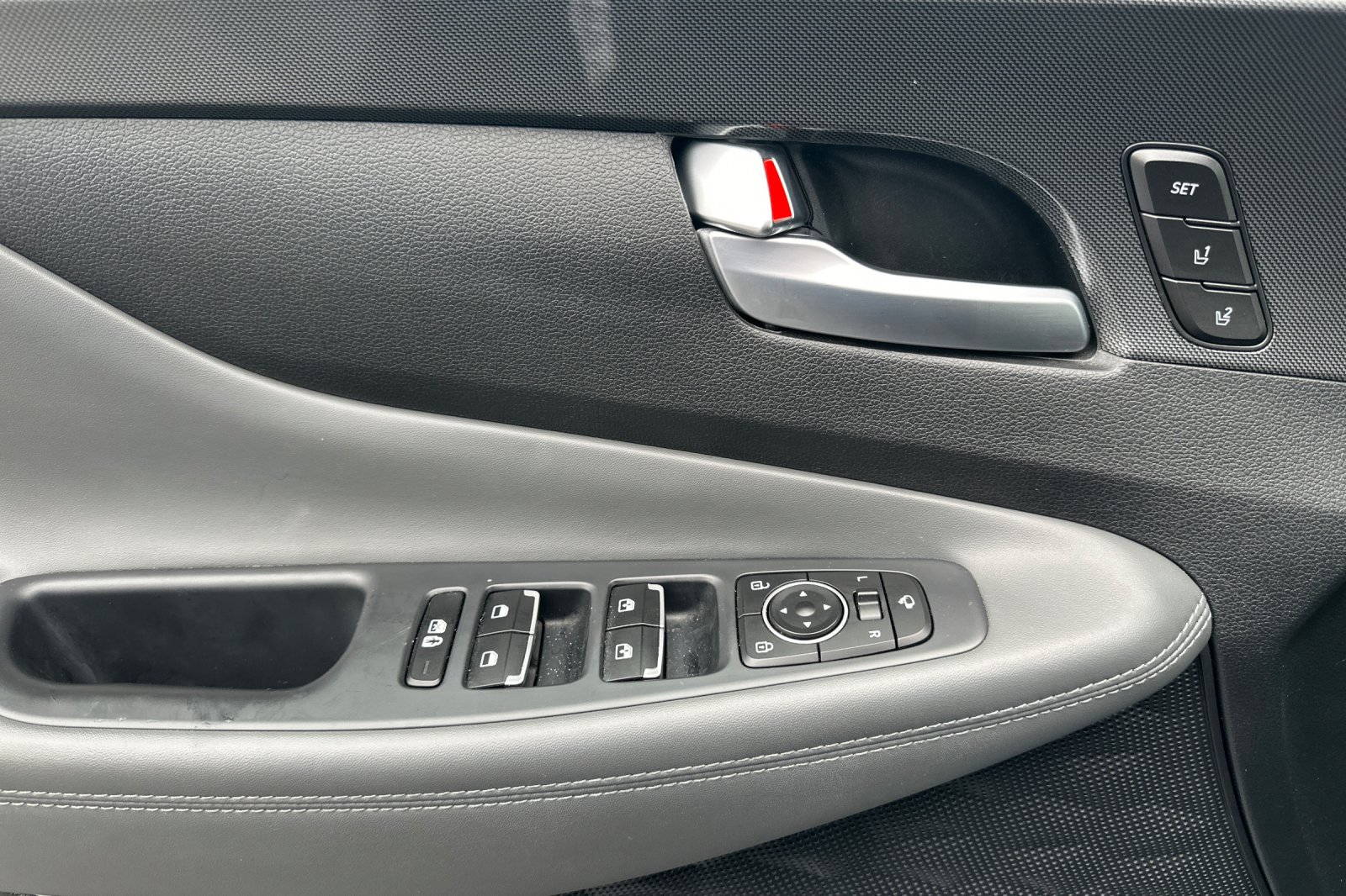 Used 2023 Hyundai Santa Fe Limited image 12