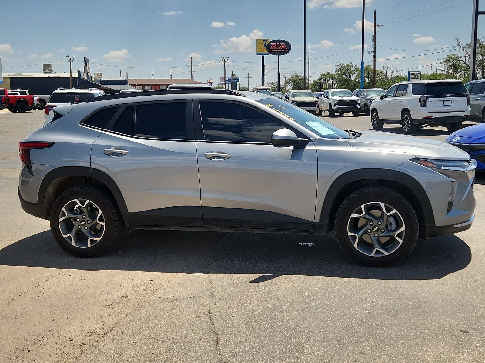 Used 2025 Chevrolet Trax LT FWD image 5