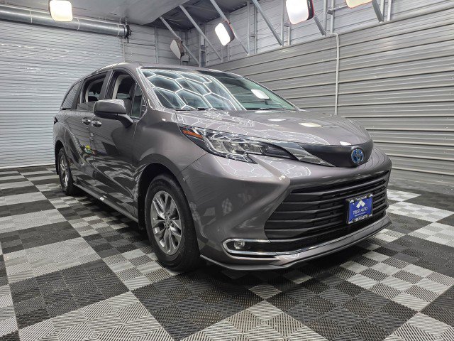 Used 2023 Toyota Sienna XLE FWD image 4