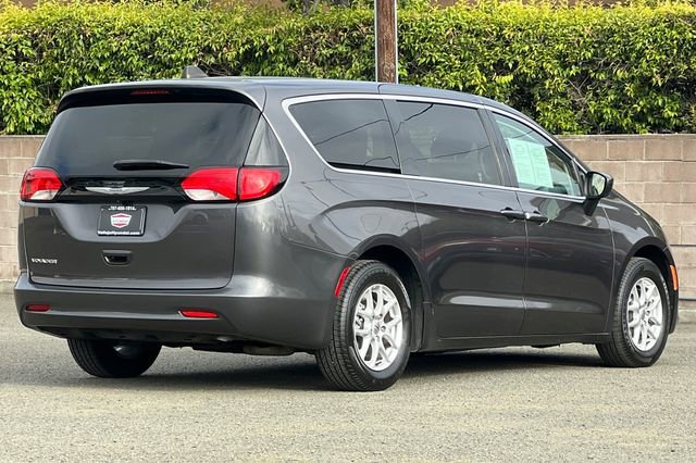 Used 2023 Chrysler Voyager LX image 5