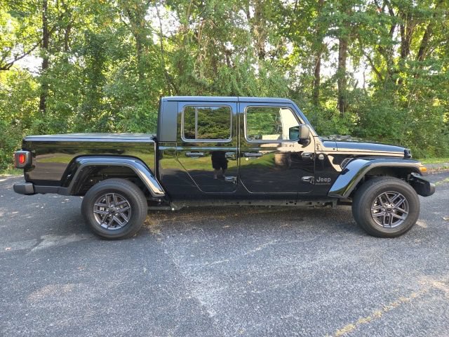 Used 2025 Jeep Gladiator Sport AWD/4WD image 5