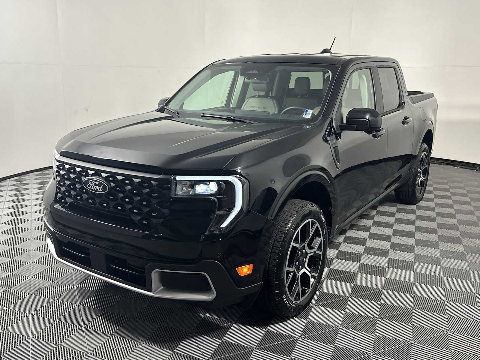 Used 2025 Ford Maverick Lariat image 3