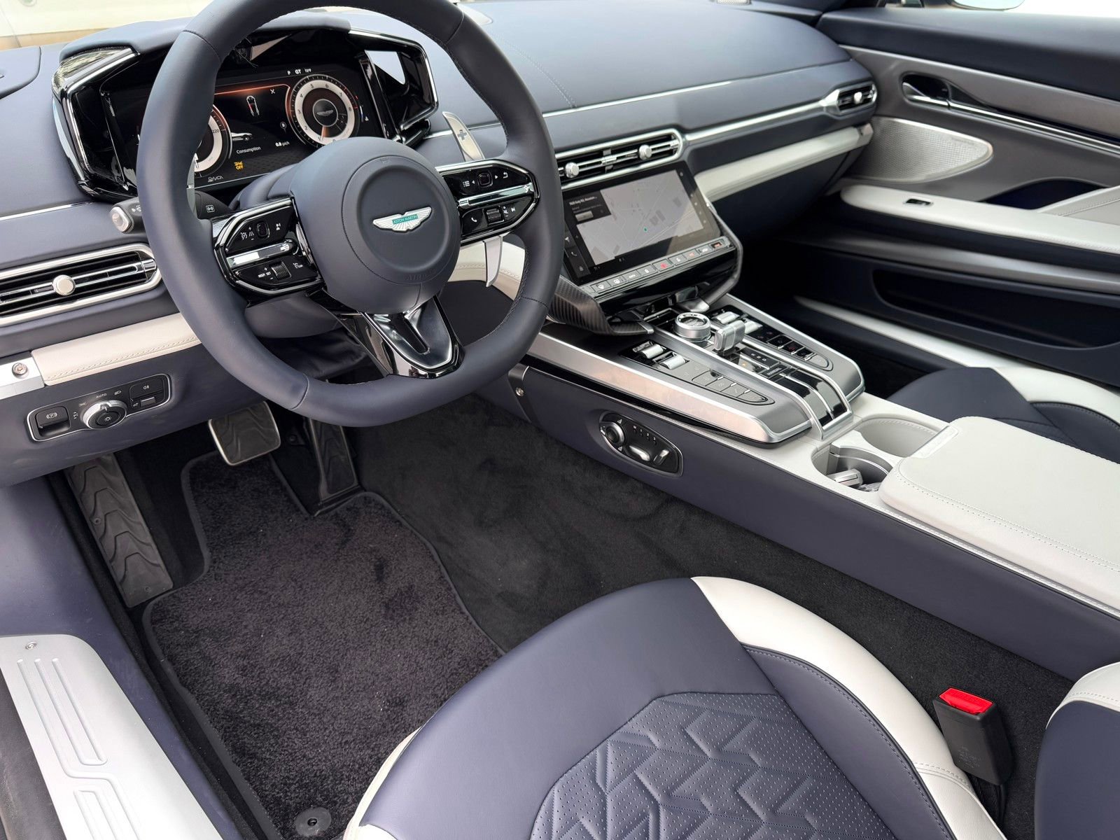 New 2025 Aston Martin Vanquish V12 image 3