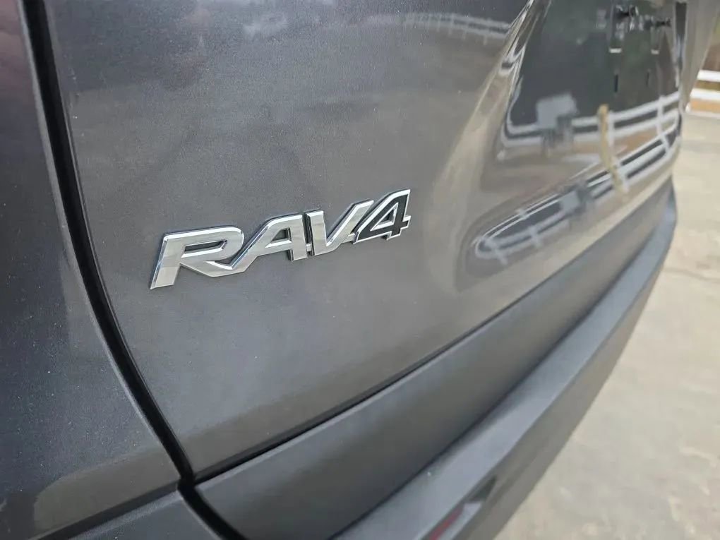 Used 2021 Toyota RAV4 XLE Premium image 11