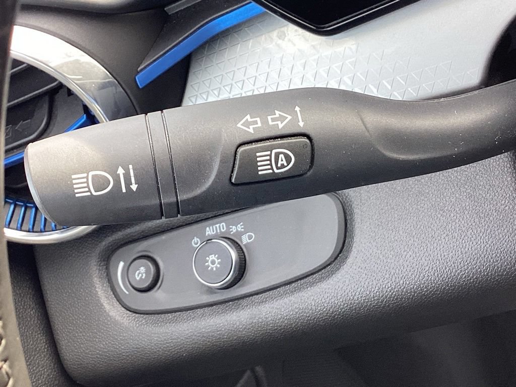 Used 2025 Chevrolet Trax LT w/ LT Convenience Package FWD image 22