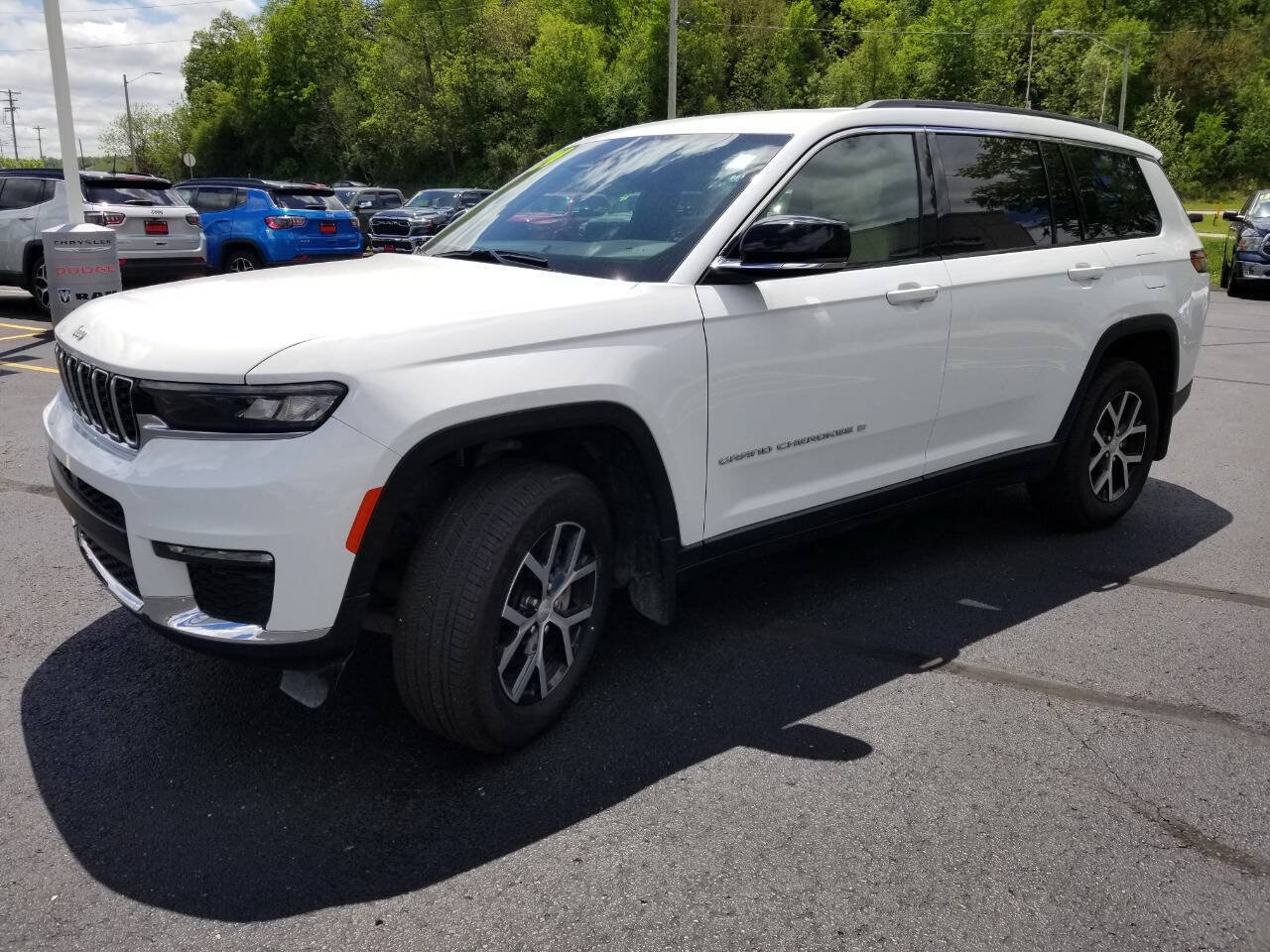 Used 2024 Jeep Grand Cherokee L Limited w/ Trailer Tow Package AWD/4WD image 3