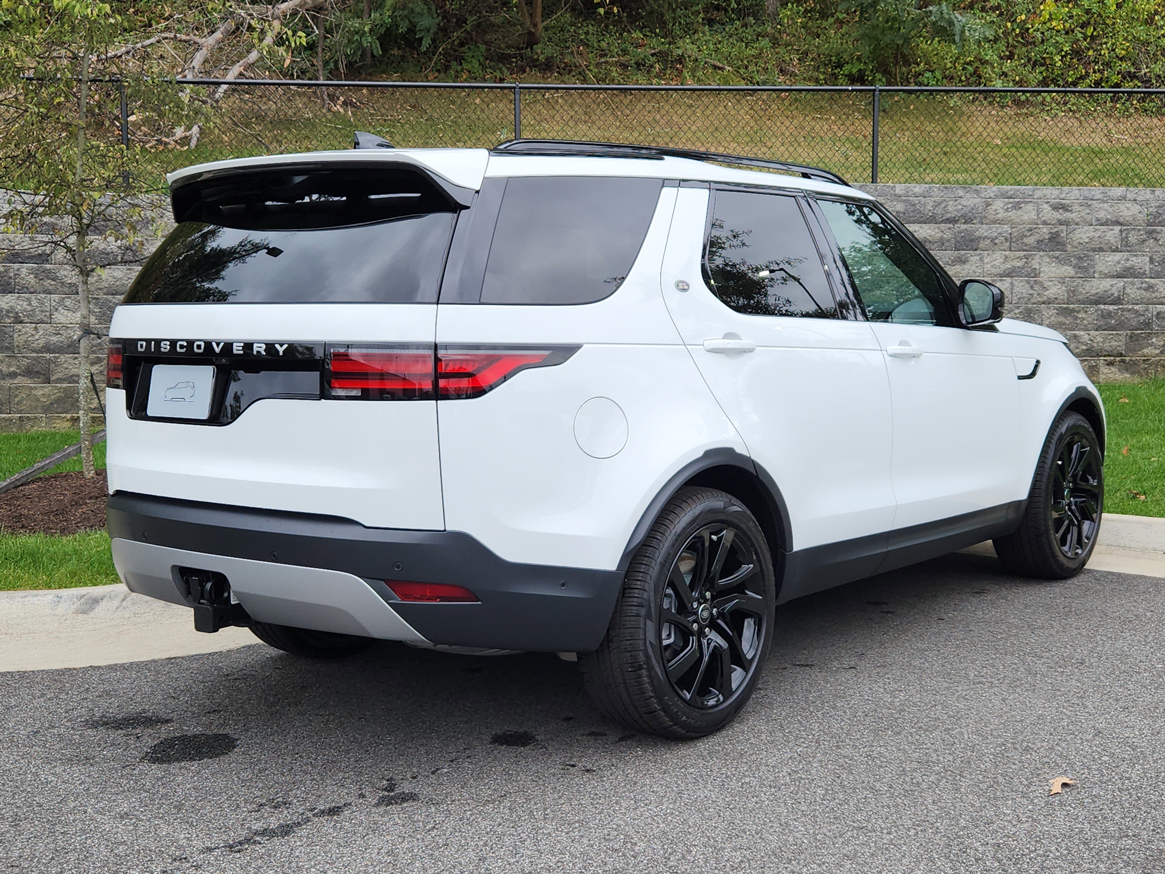 New 2025 Land Rover Discovery S image 2