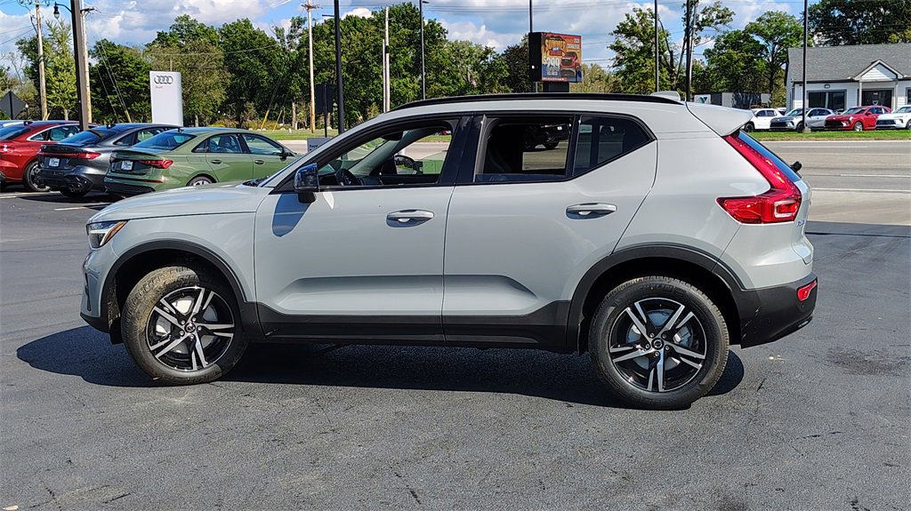 New 2026 Volvo XC40 B5 Core w/ Climate Package image 5