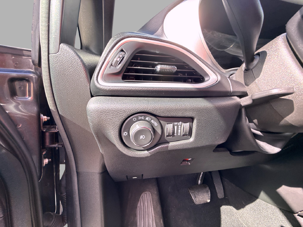 Used 2020 Chrysler Pacifica Touring-L Plus w/ Advanced Safetytec Group FWD image 19