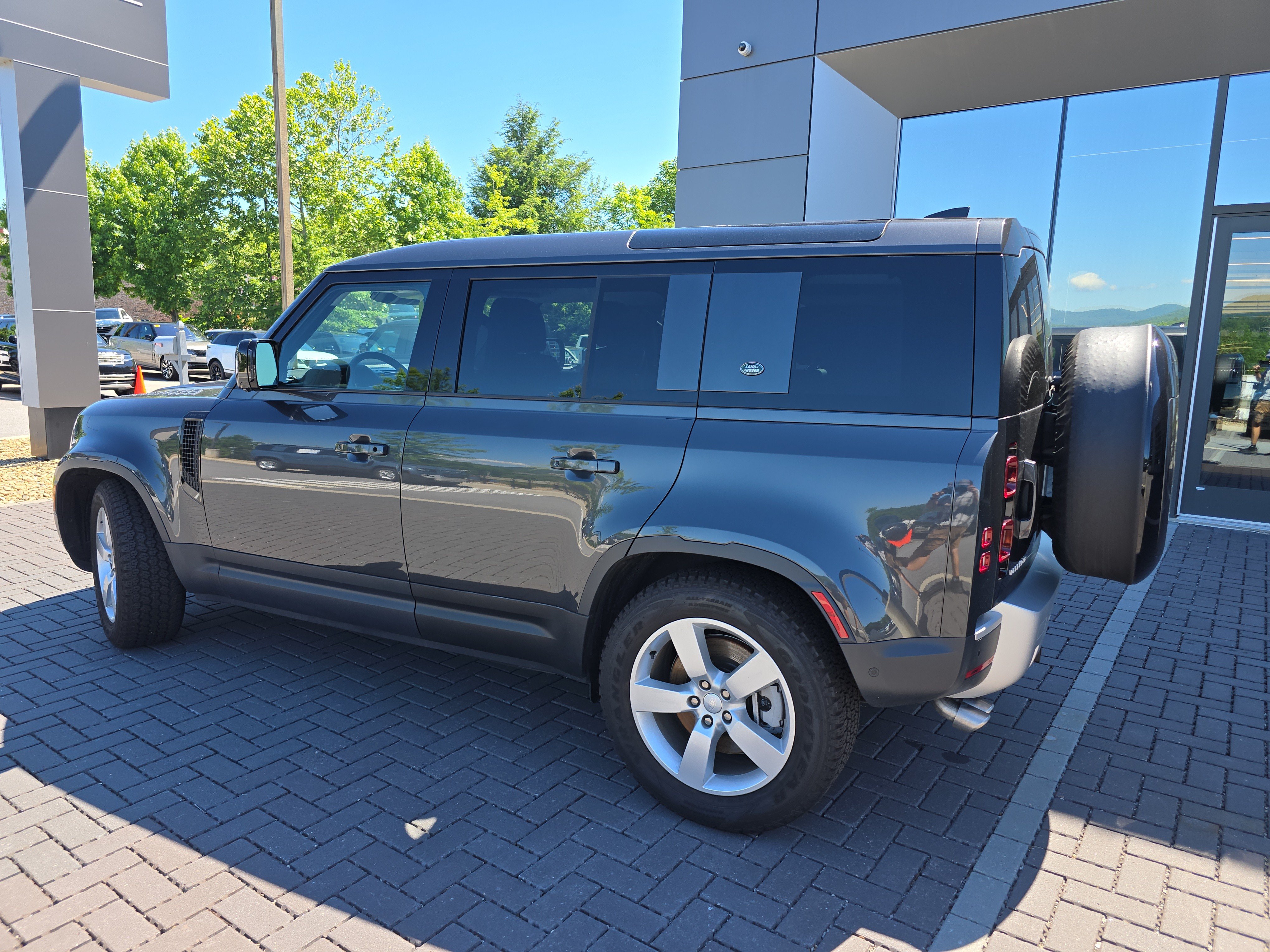 Certified 2024 Land Rover Defender 110 SE AWD/4WD image 7