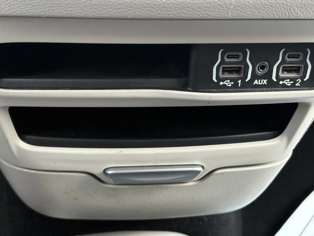 Used 2023 Chrysler Pacifica Touring-L FWD image 29
