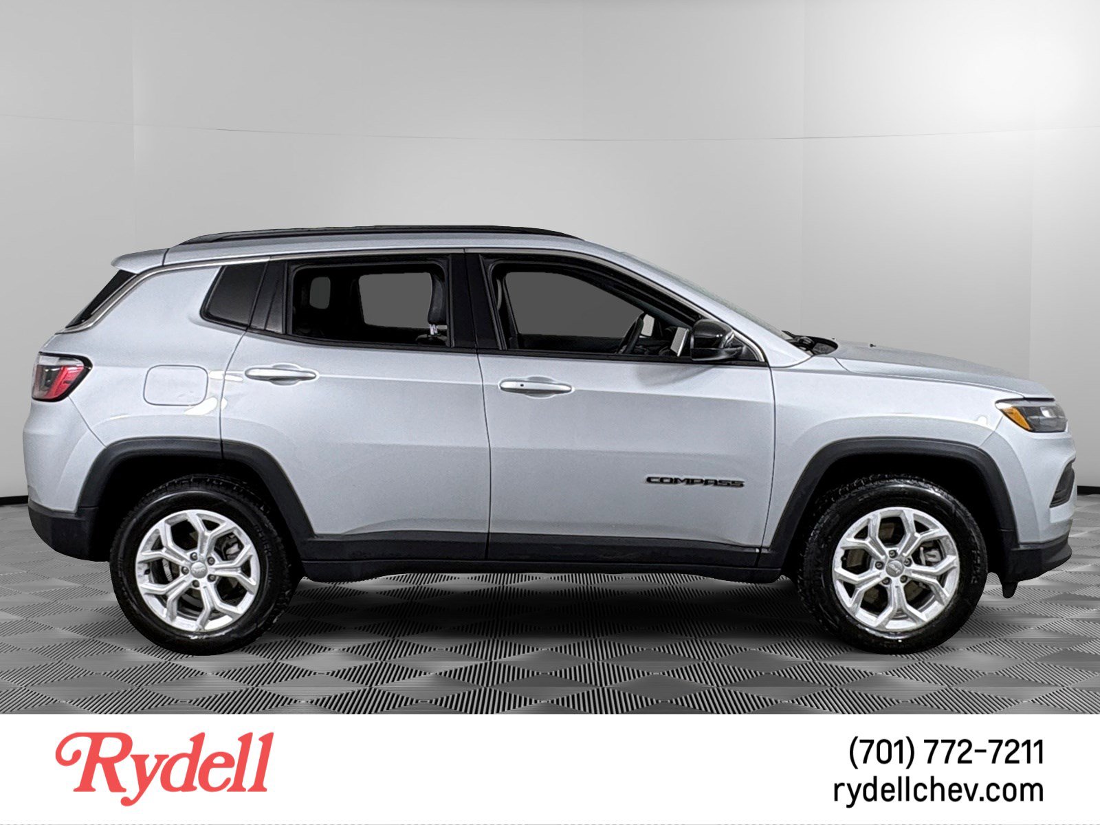 Used 2024 Jeep Compass Latitude image 6