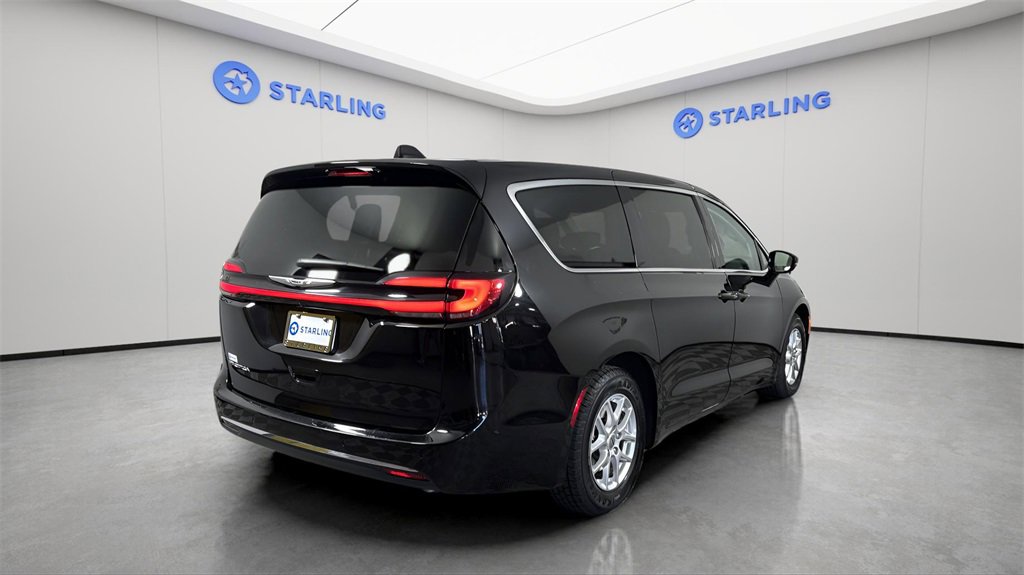 Used 2024 Chrysler Pacifica Touring-L image 8
