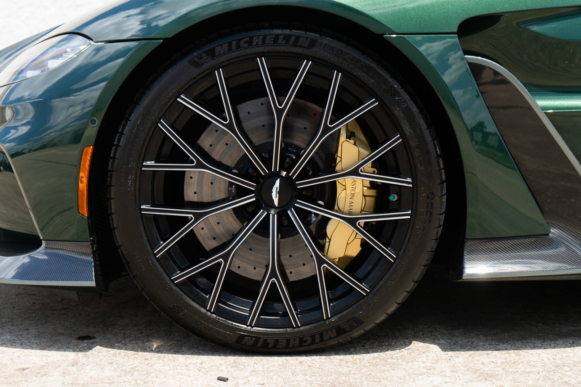 Used 2023 Aston Martin V12 Vantage Roadster RWD image 44
