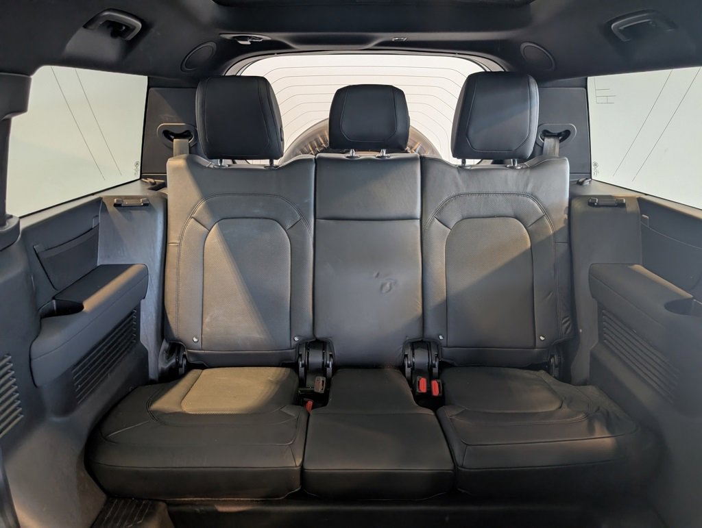 Used 2023 Land Rover Defender 130 X-Dynamic SE image 29