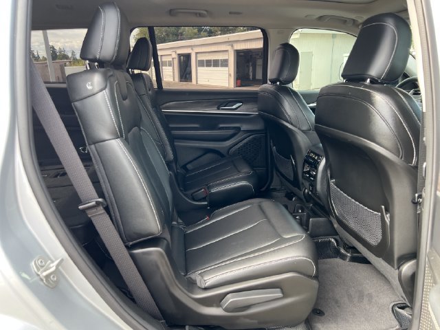 Used 2024 Jeep Grand Cherokee L Limited AWD/4WD image 10