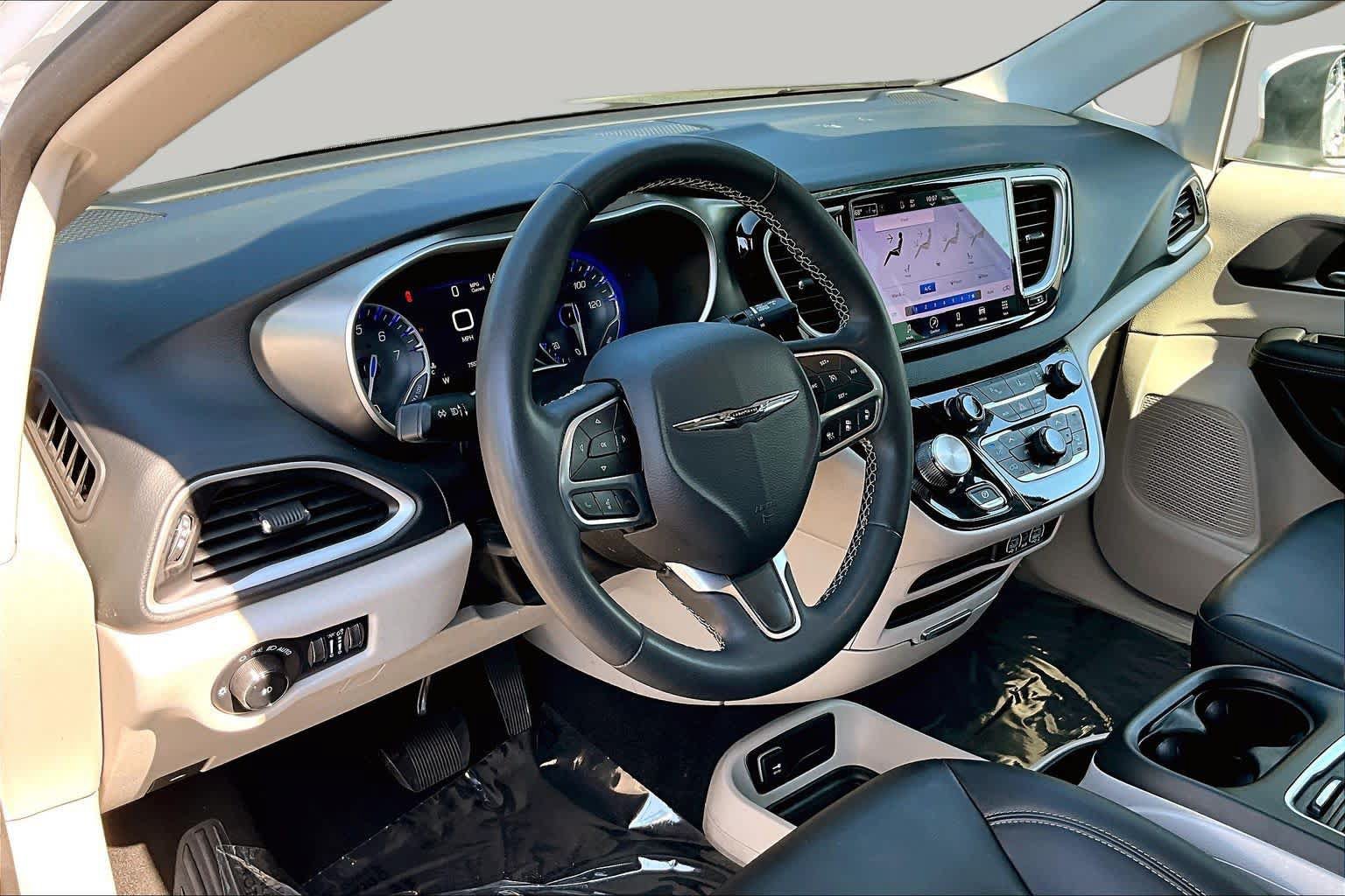 Used 2023 Chrysler Pacifica Touring-L FWD image 16