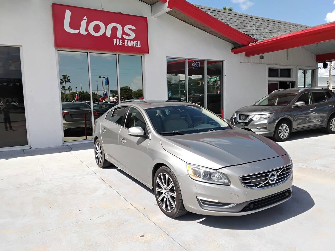 Used 2016 Volvo S60 T5 Inscription Platinum image 3