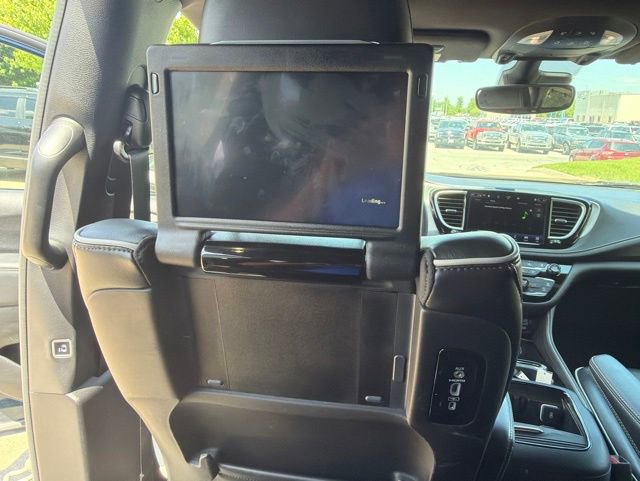 Used 2023 Chrysler Pacifica Limited w/ Uconnect Theater Family Group AWD/4WD image 18