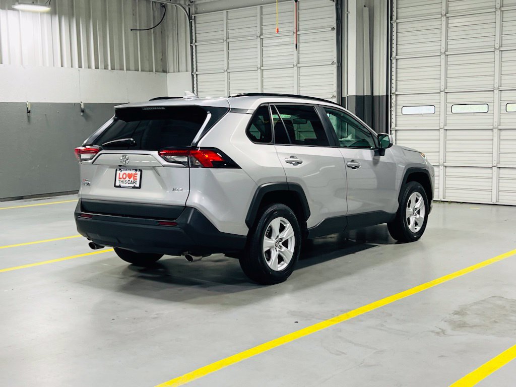 Used 2021 Toyota RAV4 XLE w/ Convenience Package FWD image 17
