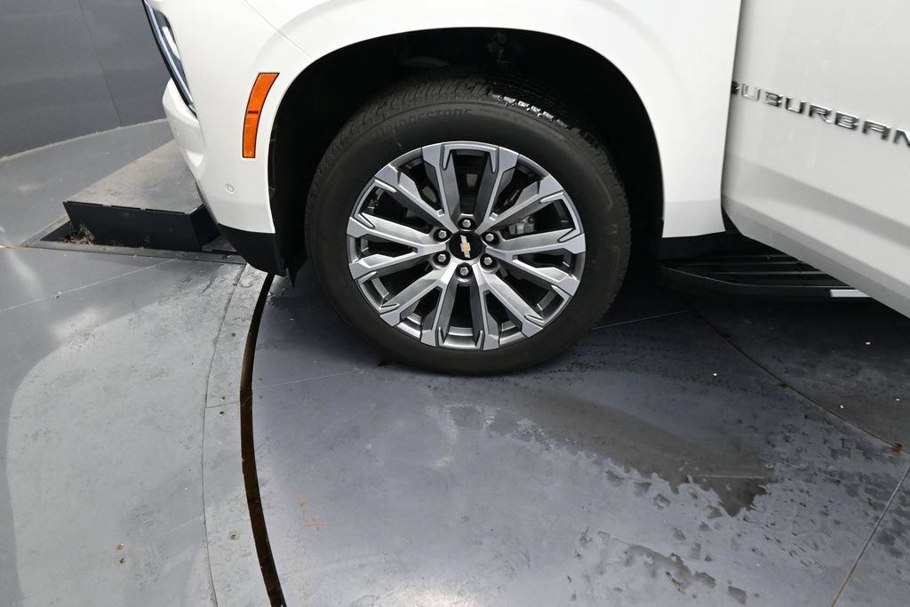 Used 2025 Chevrolet Suburban High Country AWD/4WD image 17