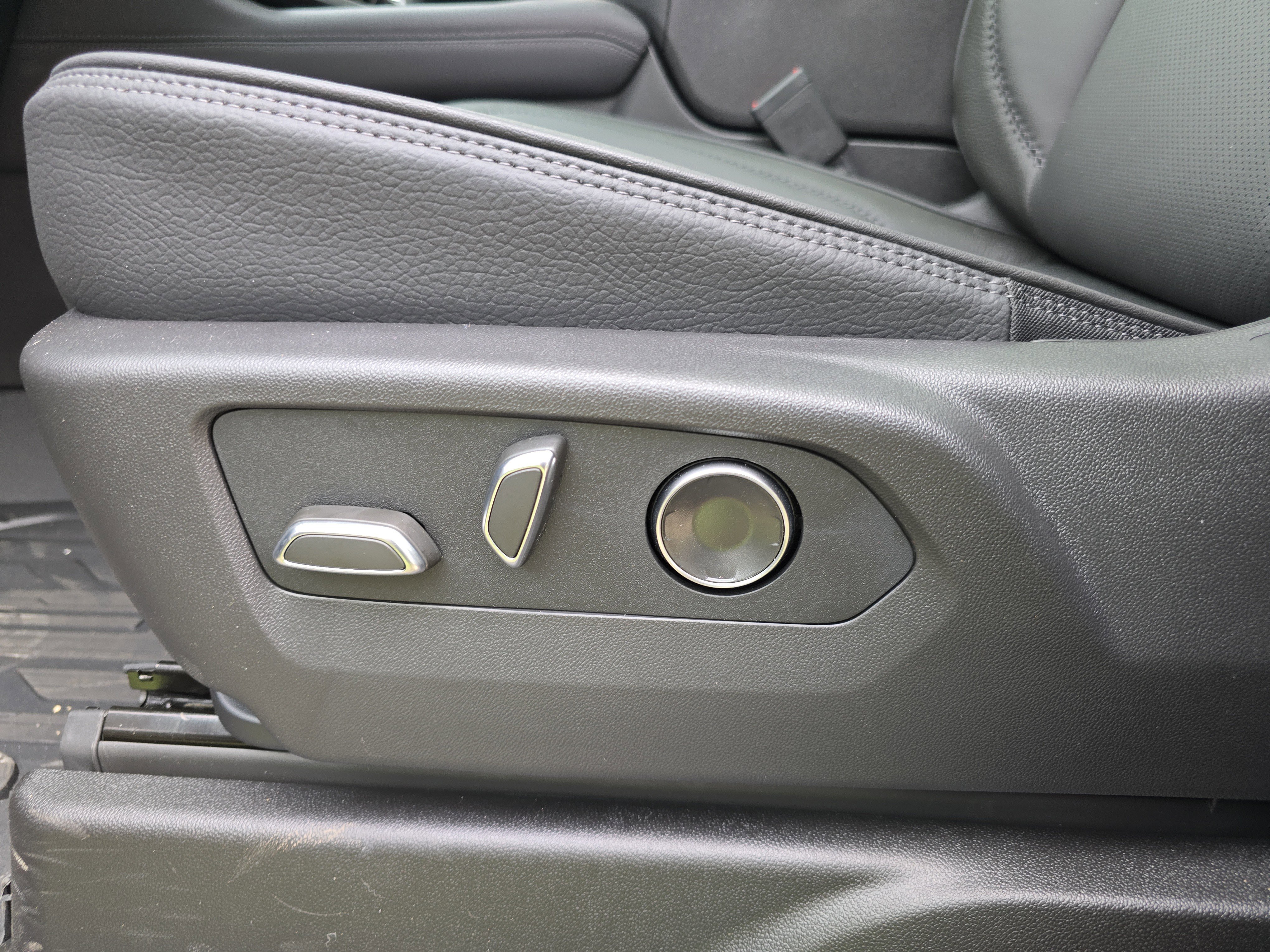 New 2026 GMC Yukon Denali w/ Denali Reserve Package image 14