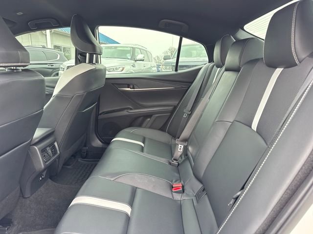 Used 2025 Toyota Camry SE w/ Convenience Package image 10