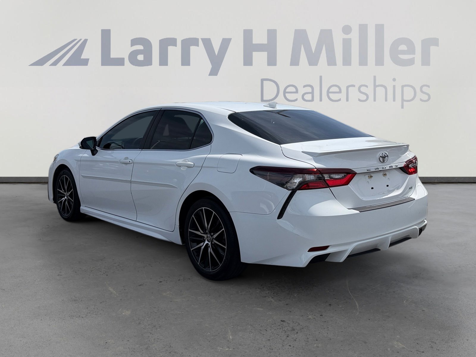 Used 2021 Toyota Camry SE w/ Audio Upgrade Package image 3