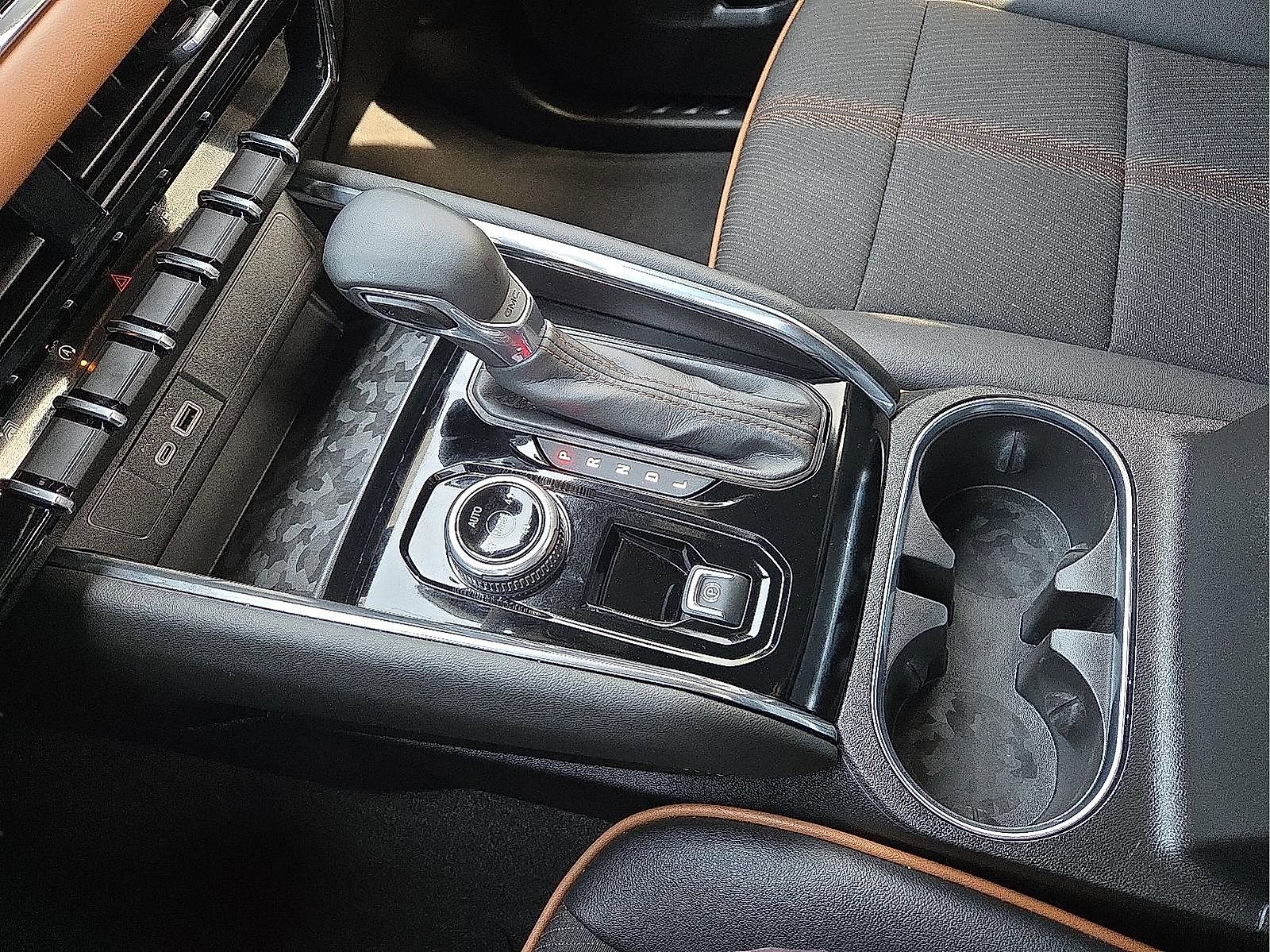 Used 2025 GMC Canyon AT4 image 25