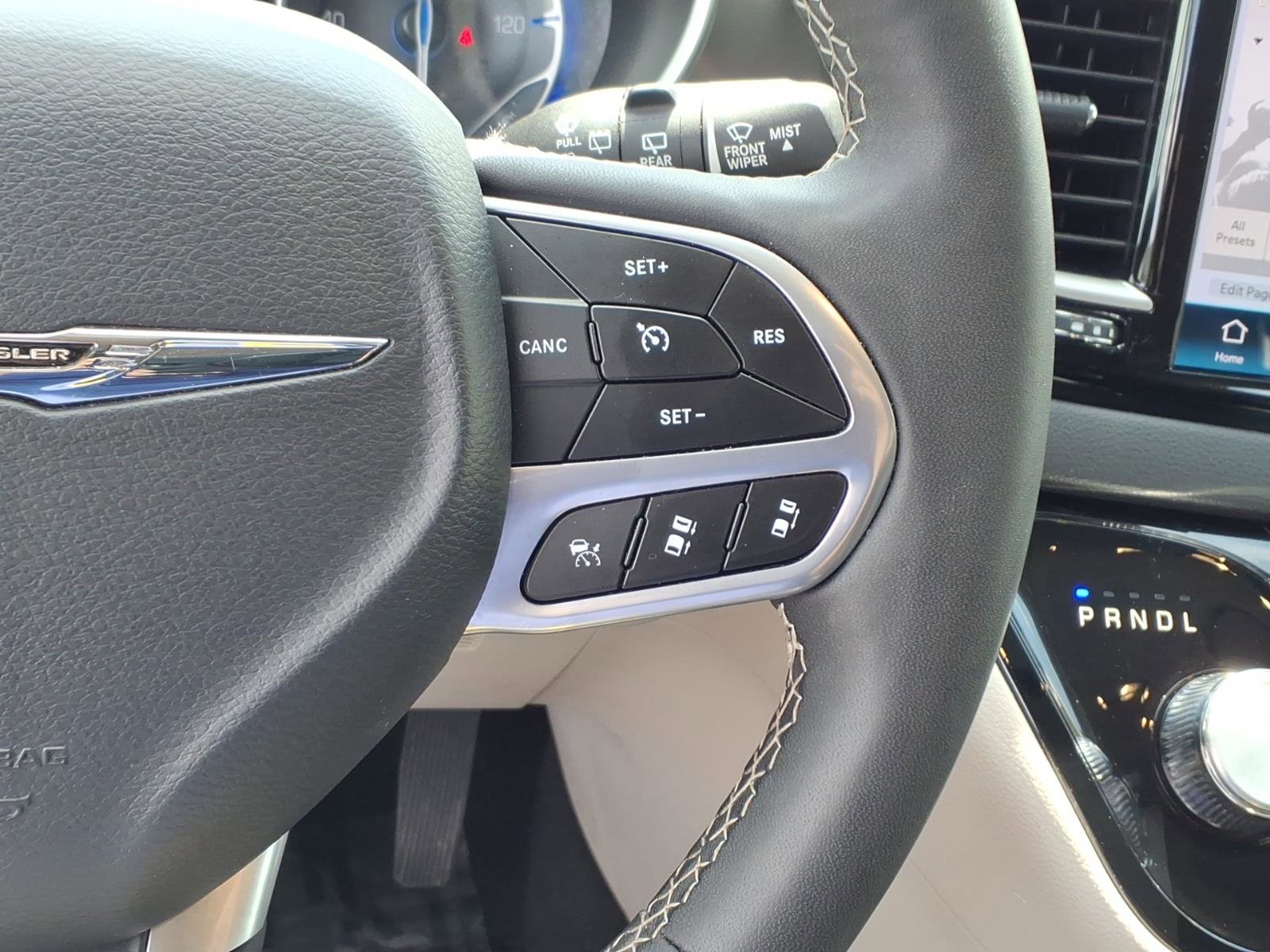 Used 2024 Chrysler Pacifica Touring-L image 19