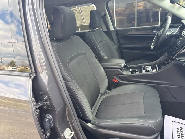 Used 2023 Jeep Grand Cherokee Laredo X image 38